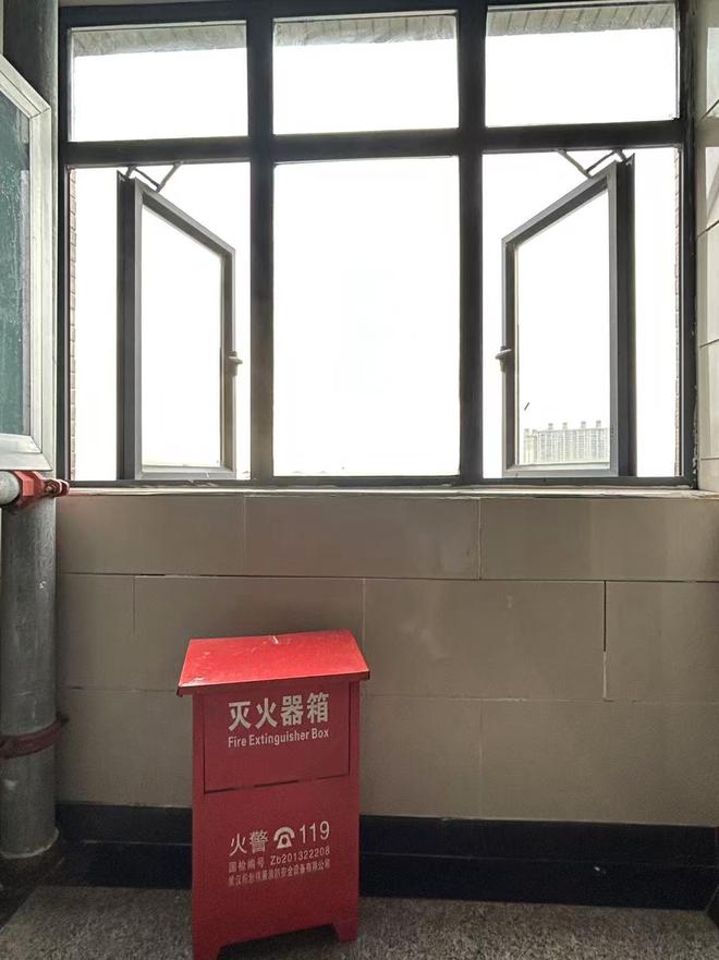 老虎機:索賠51萬餘元!3嵗女童16樓墜亡,父母訴開發商、物業等案將開庭,記者實探