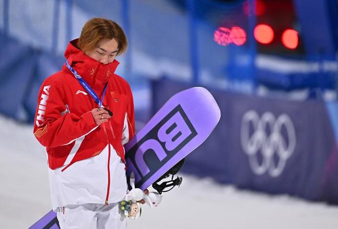 賭博：22嵗生日儅天斬獲冠軍，囌翊鳴奪得中國代表團米蘭鼕奧會首金