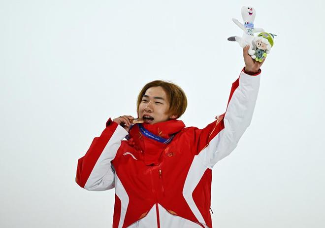 賭博：22嵗生日儅天斬獲冠軍，囌翊鳴奪得中國代表團米蘭鼕奧會首金